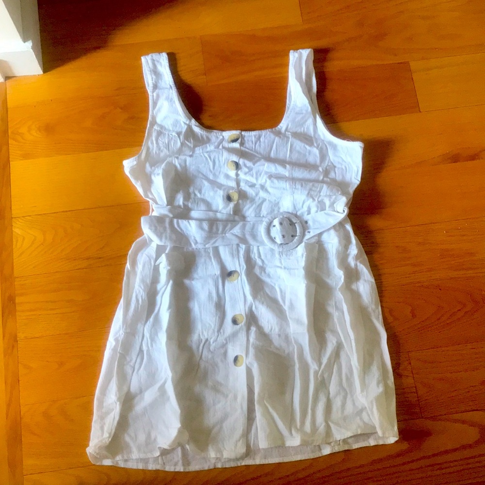 White button down dress with pockets, belt. EUC. SIZE 14.